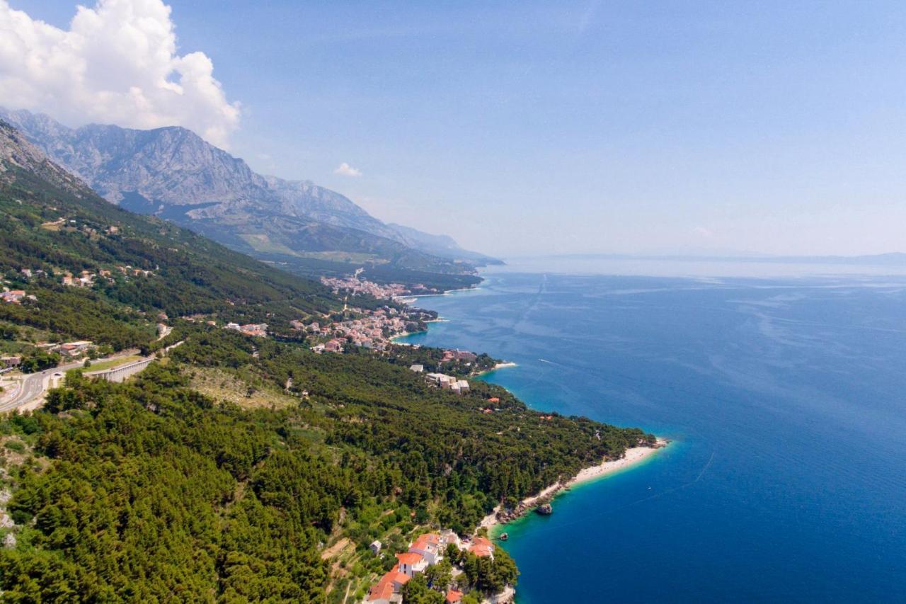 Apartments And Rooms By The Sea Brela, Makarska - 13118 외부 사진