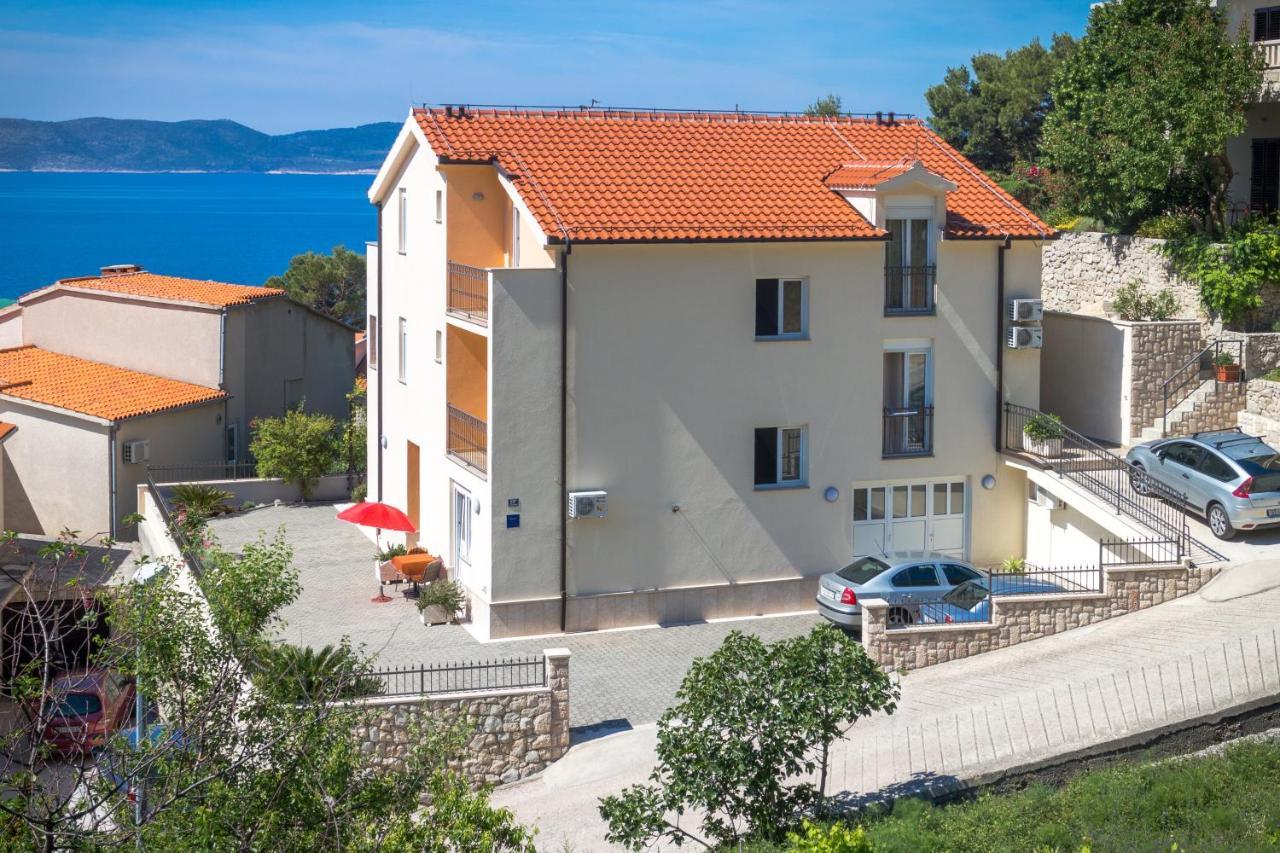 Apartments And Rooms By The Sea Brela, Makarska - 13118 외부 사진