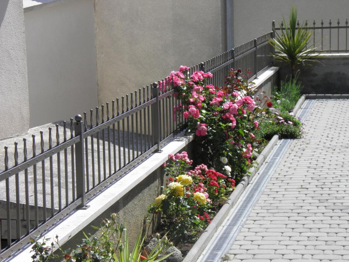 Apartments And Rooms By The Sea Brela, Makarska - 13118 외부 사진