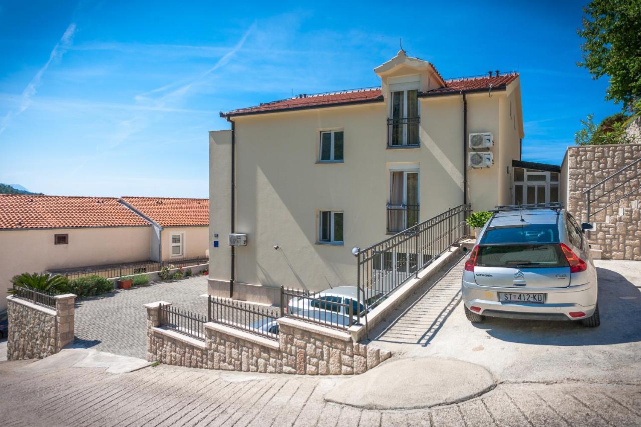 Apartments And Rooms By The Sea Brela, Makarska - 13118 외부 사진
