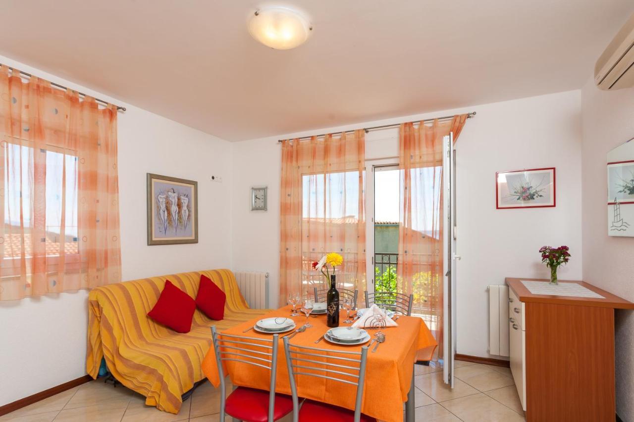 Apartments And Rooms By The Sea Brela, Makarska - 13118 외부 사진