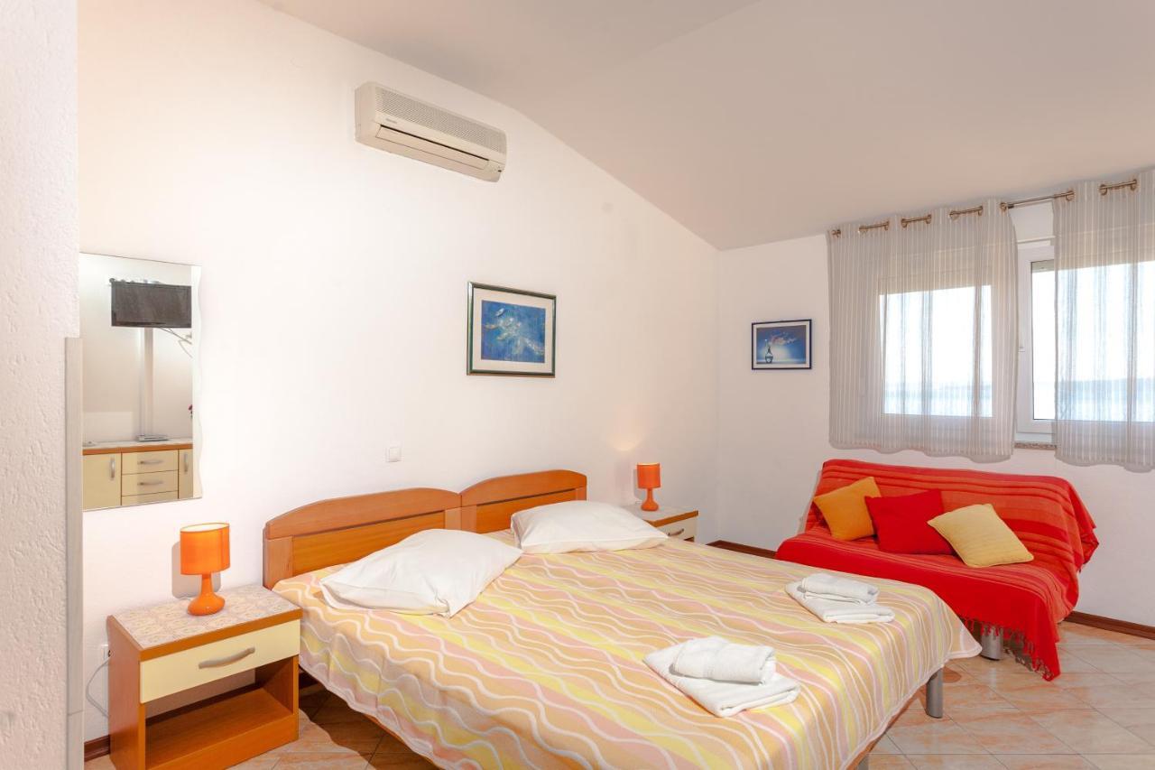 Apartments And Rooms By The Sea Brela, Makarska - 13118 외부 사진