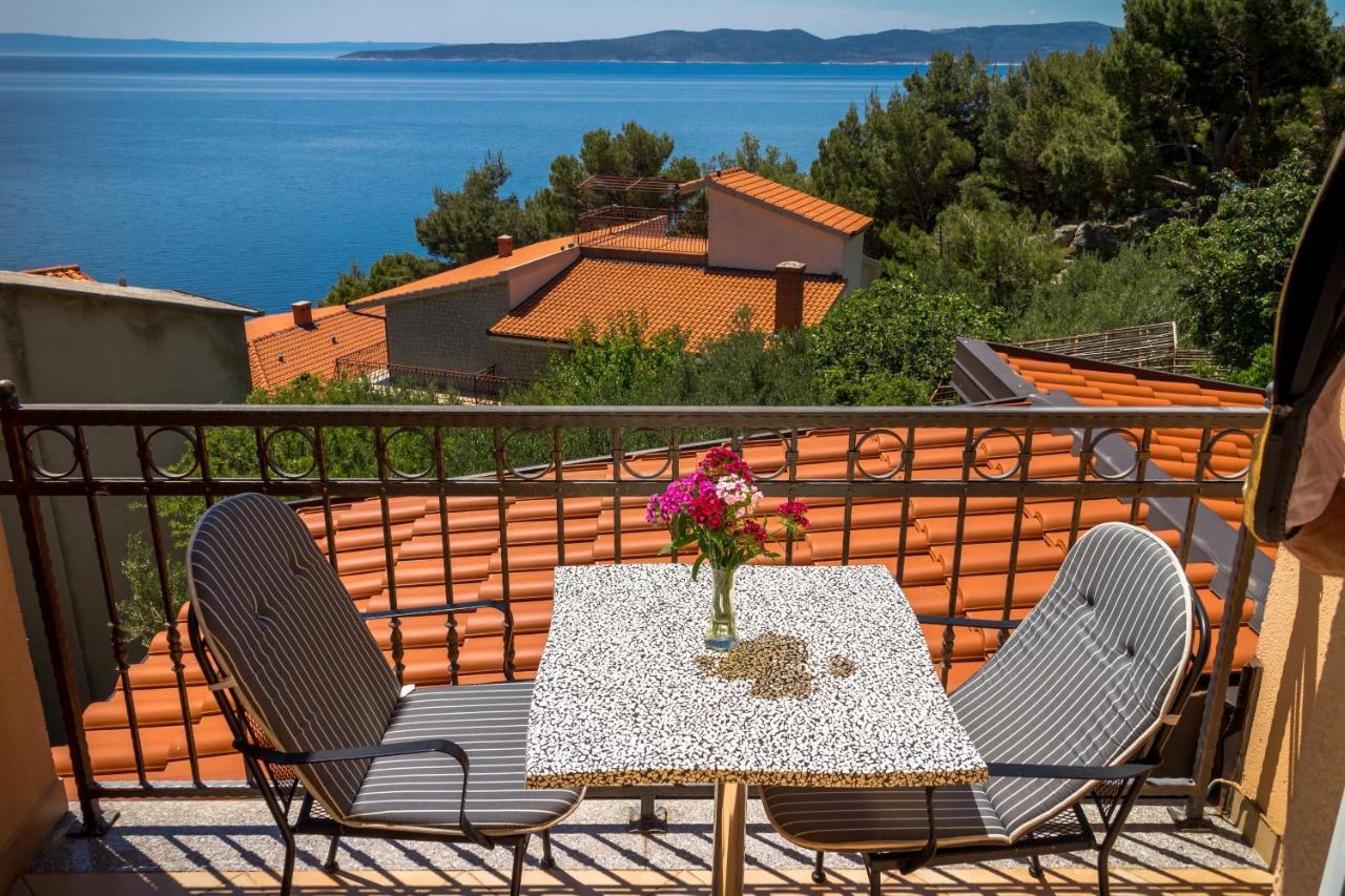 Apartments And Rooms By The Sea Brela, Makarska - 13118 외부 사진