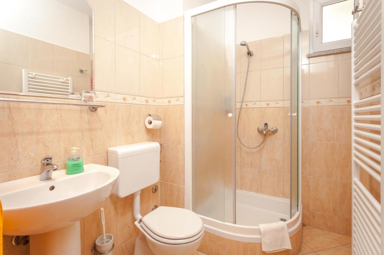 Apartments And Rooms By The Sea Brela, Makarska - 13118 외부 사진