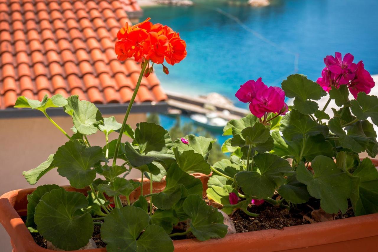 Apartments And Rooms By The Sea Brela, Makarska - 13118 외부 사진