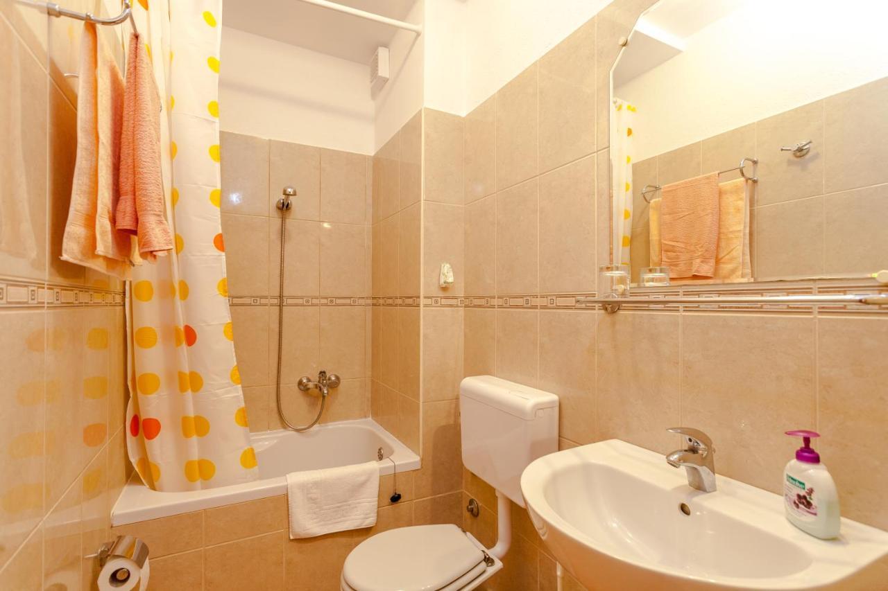 Apartments And Rooms By The Sea Brela, Makarska - 13118 외부 사진