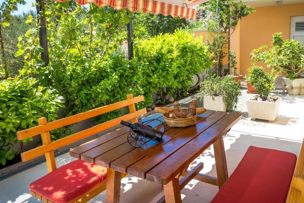 Apartments And Rooms By The Sea Brela, Makarska - 13118 외부 사진