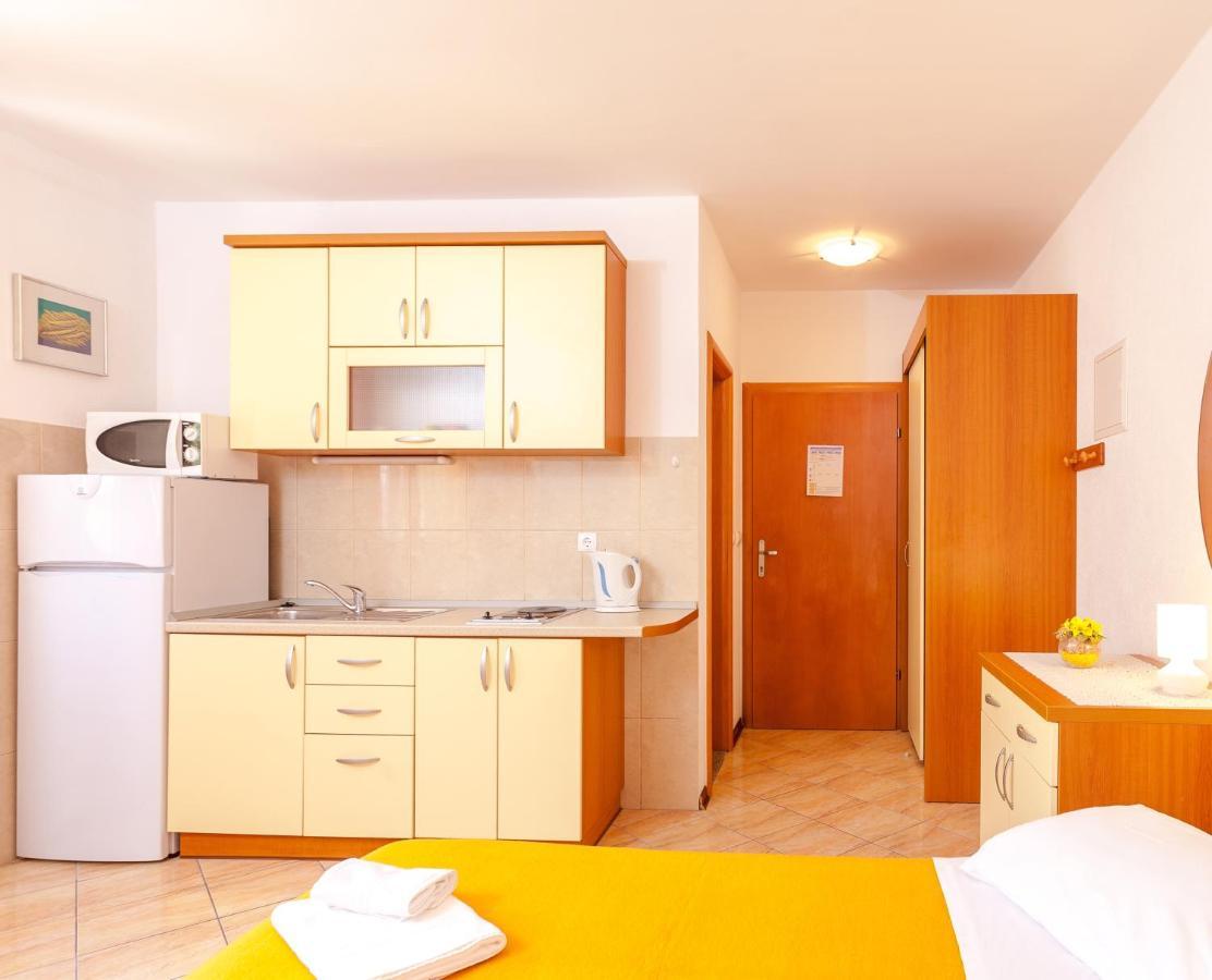 Apartments And Rooms By The Sea Brela, Makarska - 13118 외부 사진