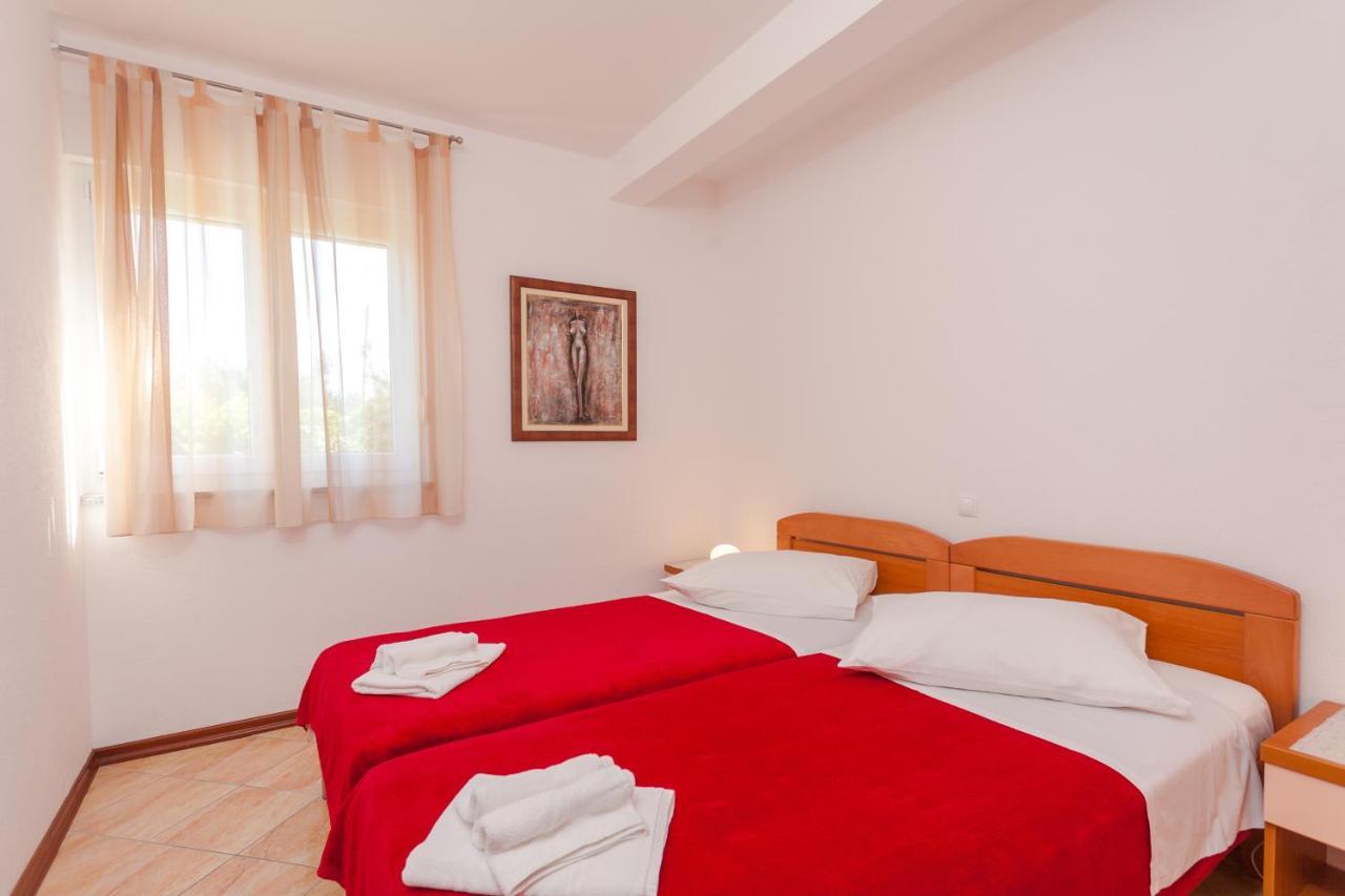 Apartments And Rooms By The Sea Brela, Makarska - 13118 외부 사진