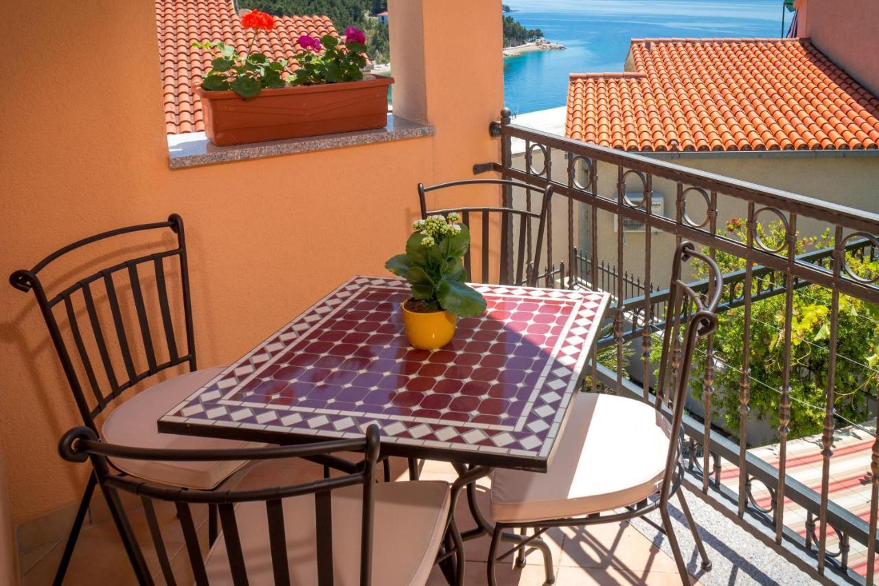 Apartments And Rooms By The Sea Brela, Makarska - 13118 외부 사진