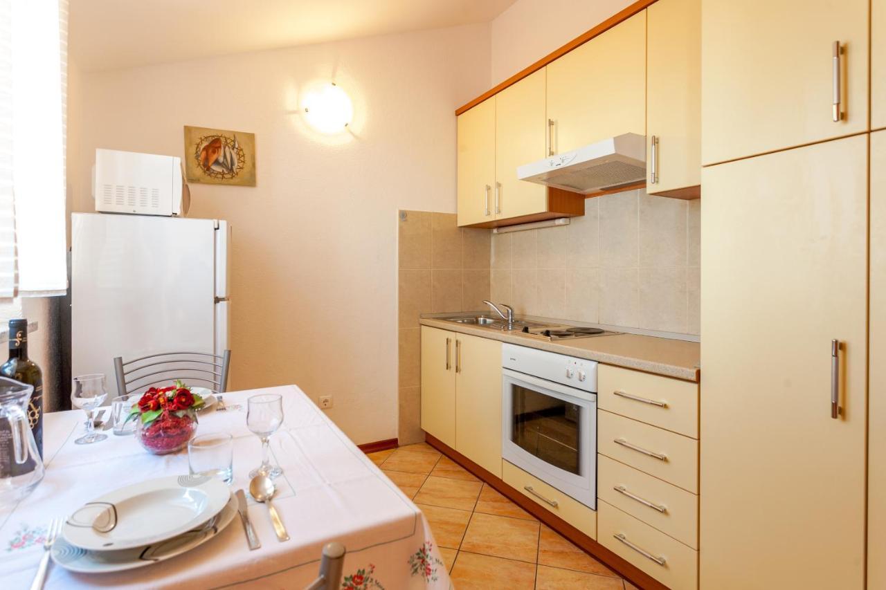 Apartments And Rooms By The Sea Brela, Makarska - 13118 외부 사진