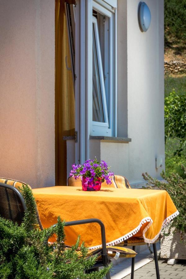 Apartments And Rooms By The Sea Brela, Makarska - 13118 외부 사진