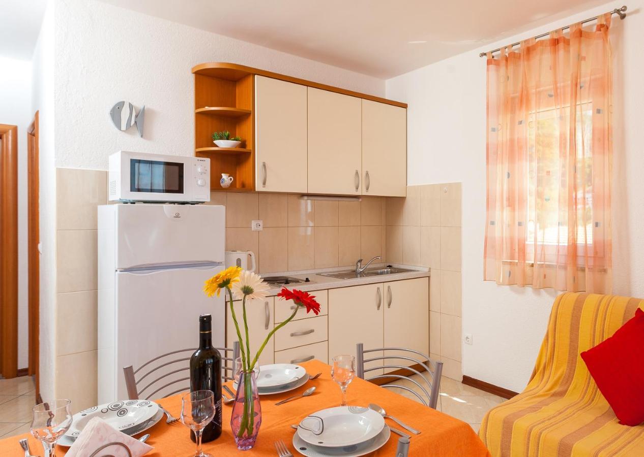 Apartments And Rooms By The Sea Brela, Makarska - 13118 외부 사진