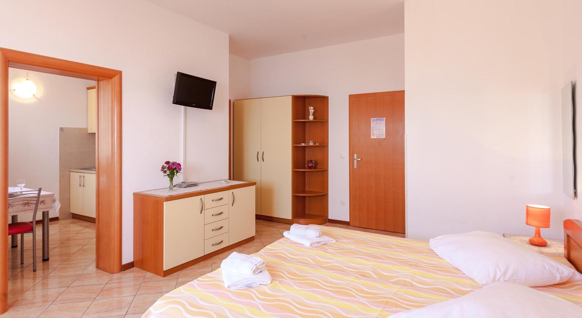 Apartments And Rooms By The Sea Brela, Makarska - 13118 객실 사진