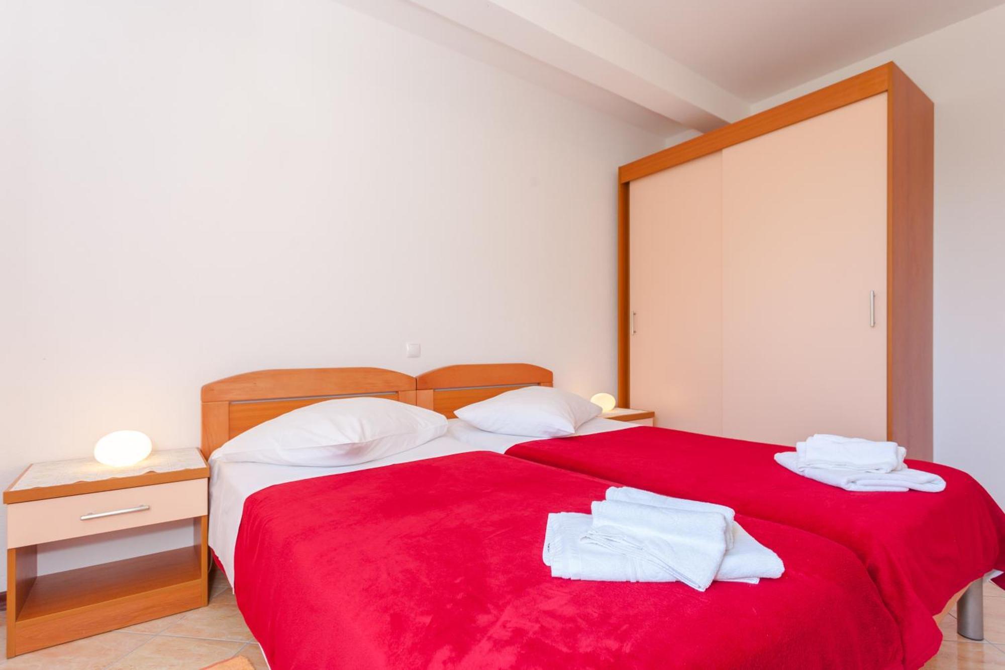 Apartments And Rooms By The Sea Brela, Makarska - 13118 객실 사진