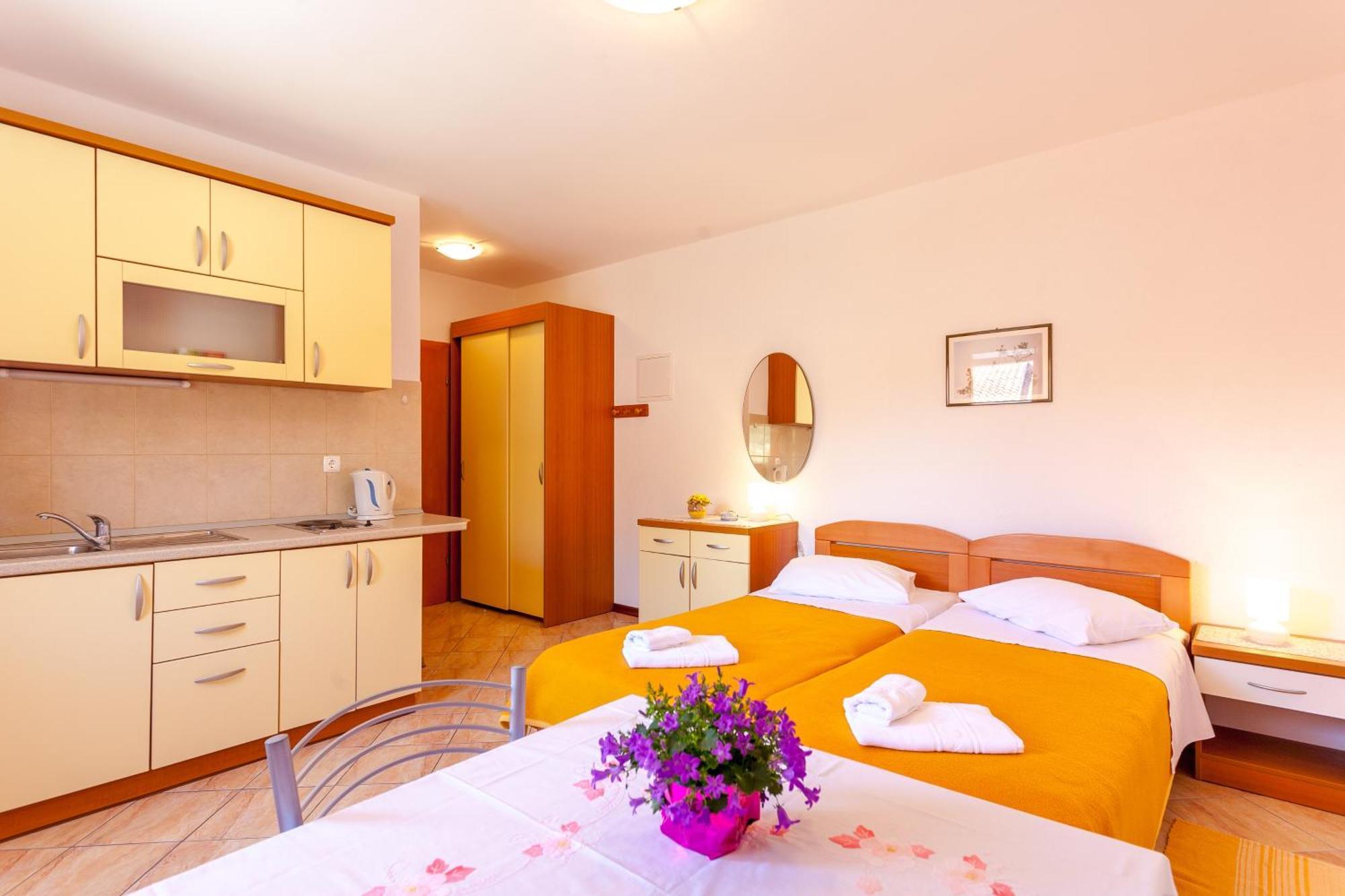 Apartments And Rooms By The Sea Brela, Makarska - 13118 객실 사진